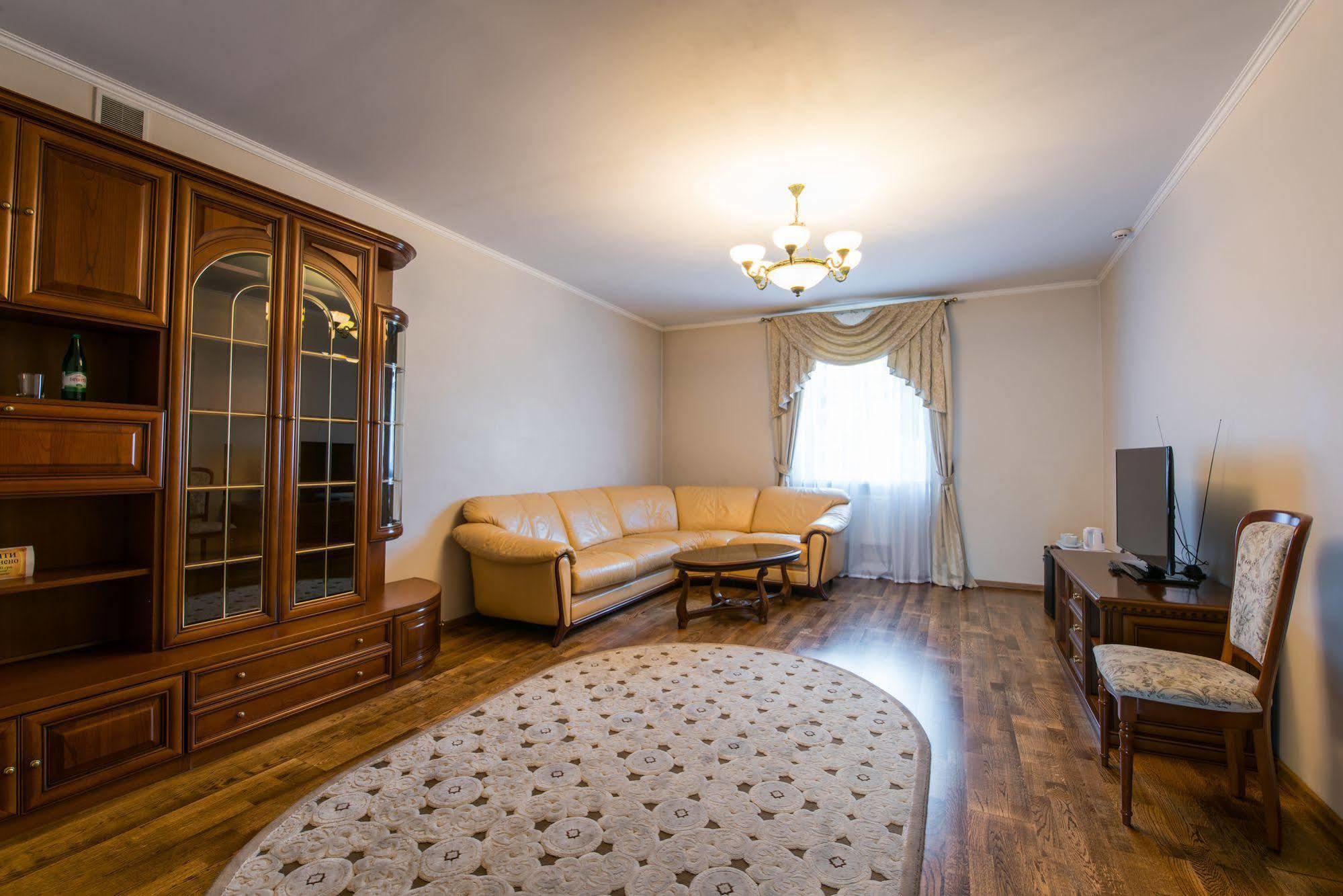 Hotel Stanislaviv Iwano-Frankiwsk Exterior foto